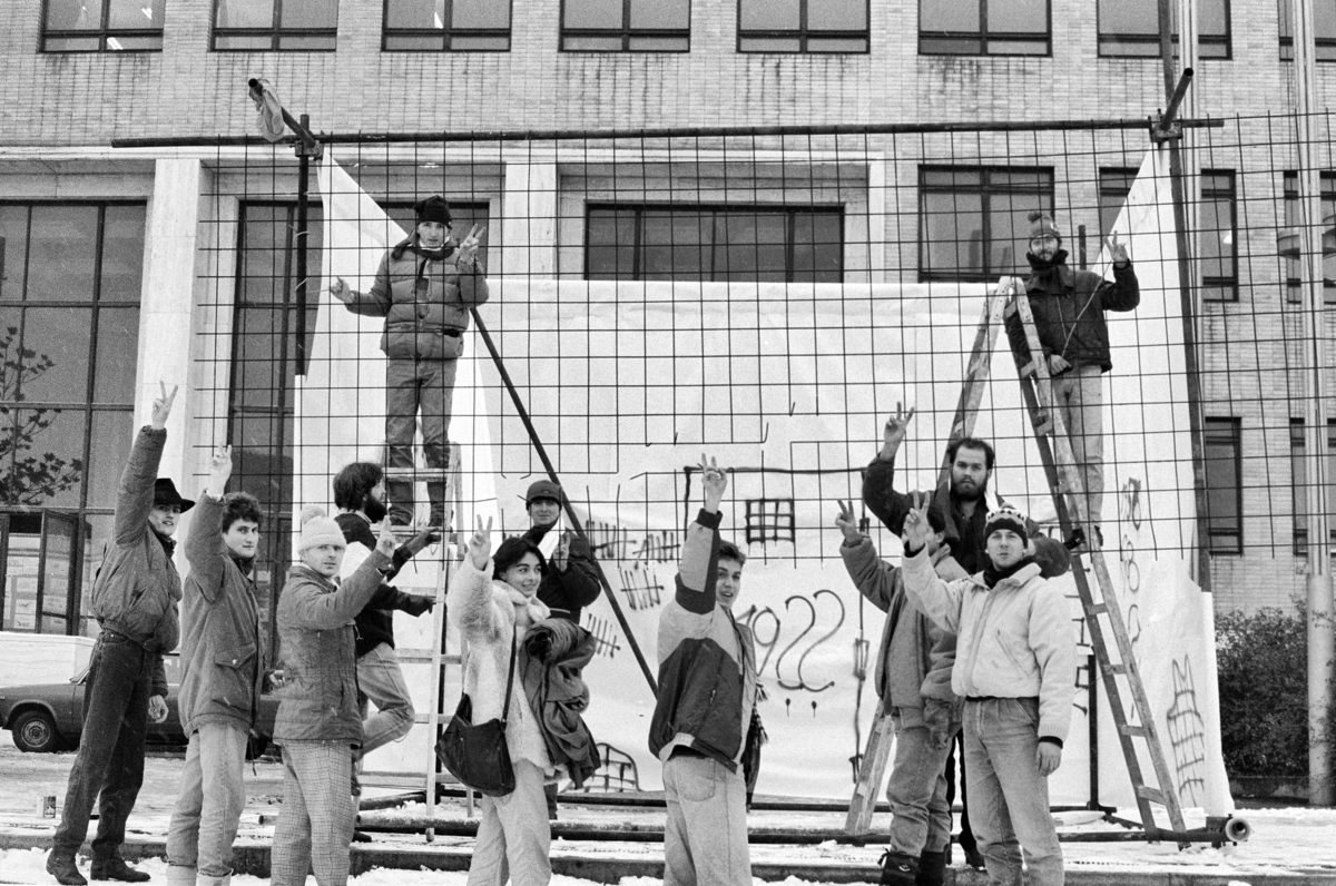 Martin Marenčin, Generálny štrajk, protestné zhromaždenie pred pyramídou Československého rozhlasu, 27. november 1989. Súkromný majetok